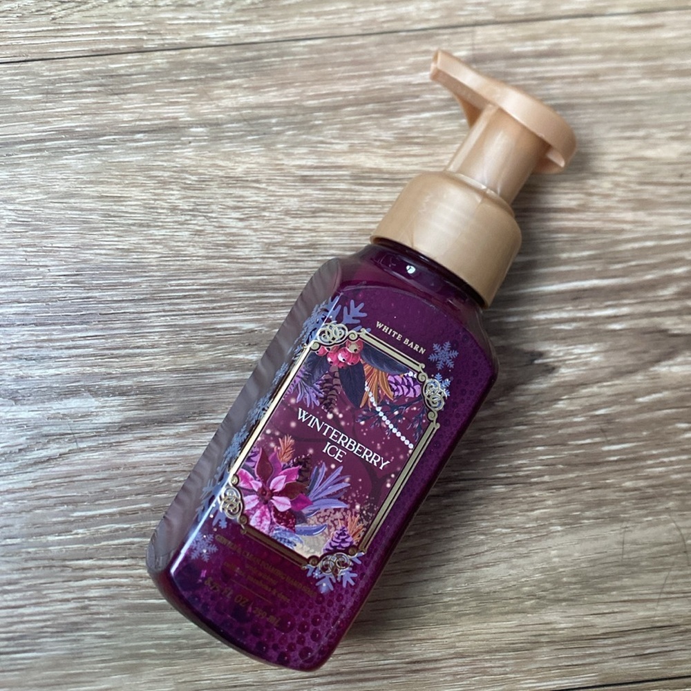 Bath & Body Works Winterberry Ice Foaming Hand Soap 8.75 fl oz - Picture 2 of 4